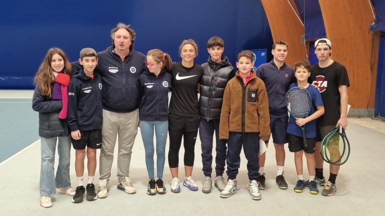 Sara Errani con alcuni giovani del Circolo Tennis Massa Lombarda e il tecnico Michele Montalbini