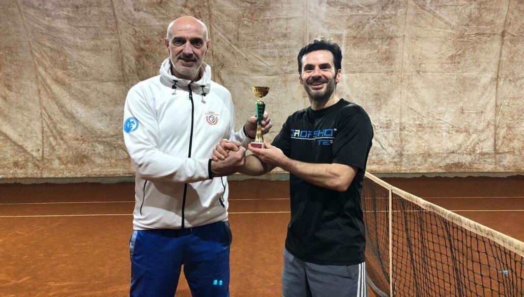 Il finalista Luca Magnani premiato da Marco Foschini