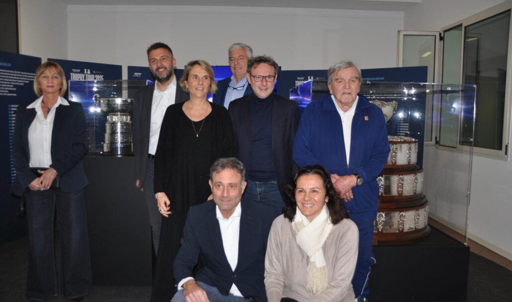 Anche il sindaco di Faenza Massimo Isola con i grandi tennisti cittadini insieme a Coppa Davis e Billie Jean King Cup
