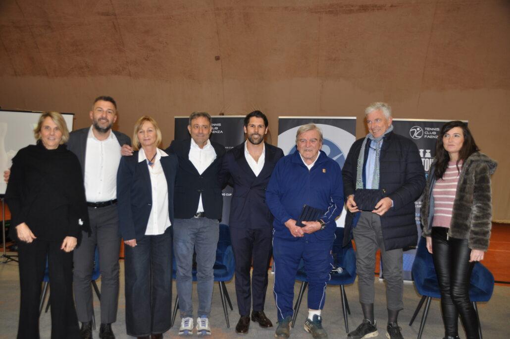 I dirigenti del Tc Faenza con Raffaella Reggi, Flora Perfetti, Federico Gaio, il maestro Raffaele Spisani, Raimondo Ricci Bitti e Francesca Bentivoglio
