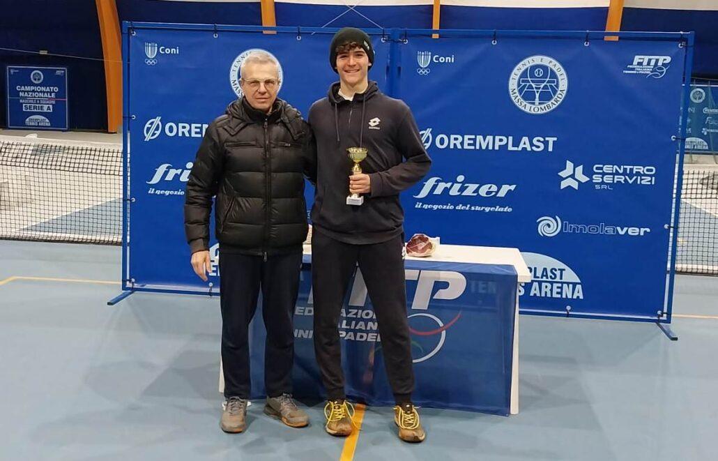 Fulvio Campomori premia Federico Strocchi, vincitore del Rodeo Oremplast di terza categoria a Massa Lombarda