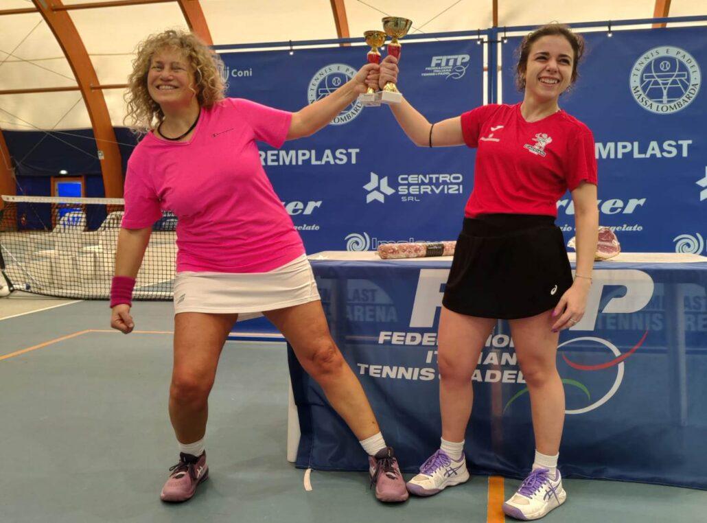 Arianna Maltese e Valentina Benini scherzano durante la premiazione del Rodeo Oremplast terza categoria a Massa Lombarda