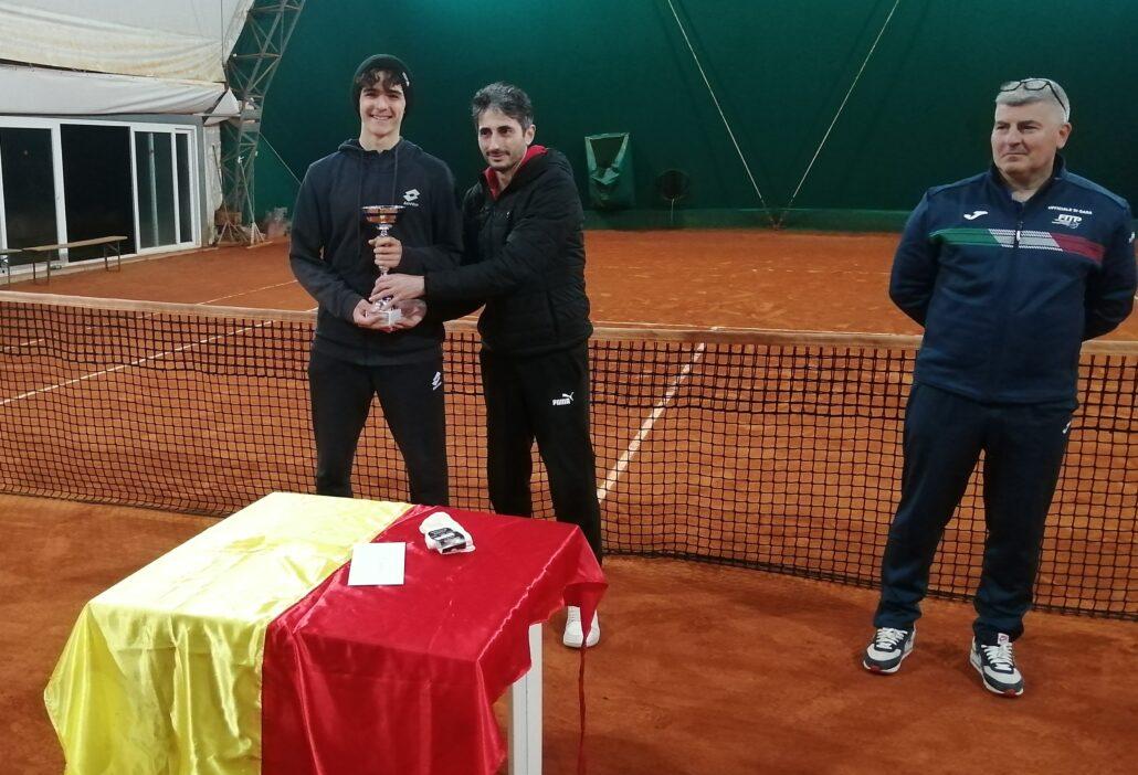 Federico Strocchi, vincitore del torneo di terza categoria di Cagli, premiato da Massimo Mencarelli