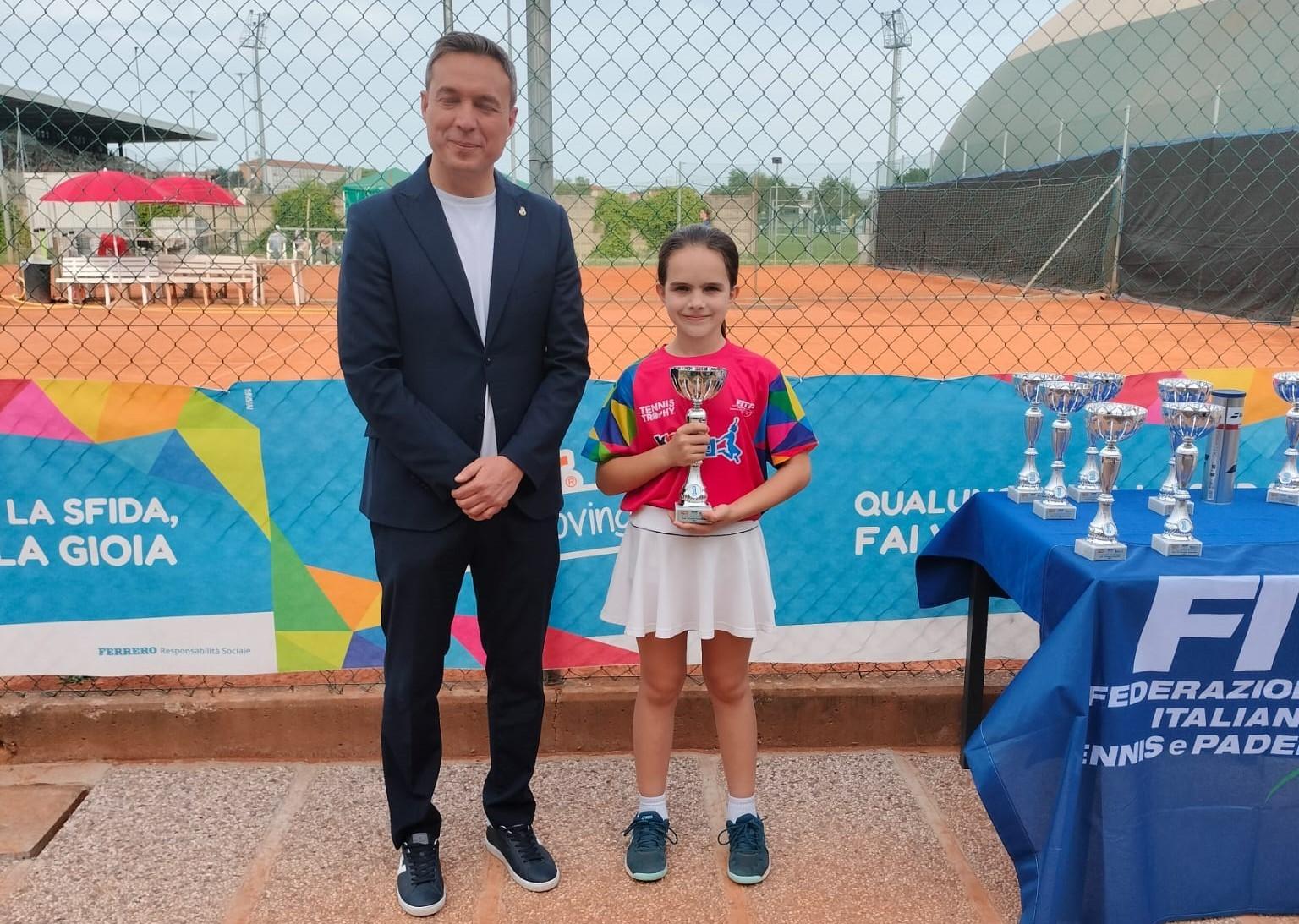 Alessia Sofia Badea detta legge tra le under 10 nella tappa di Rovigo del Tennis Trophy Kinder Joy of Moving