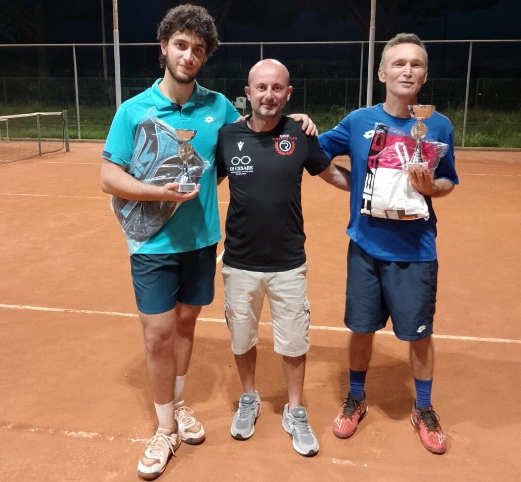 Ciro Donnarumma e Moreno Menghetti, finalisti del Trofeo Farmacia Boschini, con Antonio Zangaro (dirigente Russi Sporting Club)