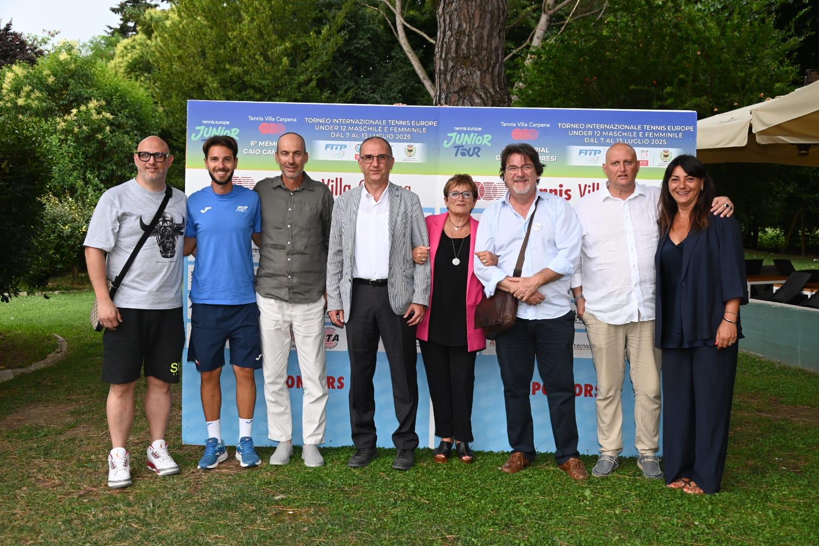 Si alza ufficialmente il sipario sulla sesta edizione del Memorial “Gaio Camporesi”, il Tennis Europe Under 12 in corso da sabato al Tennis Villa Carpena