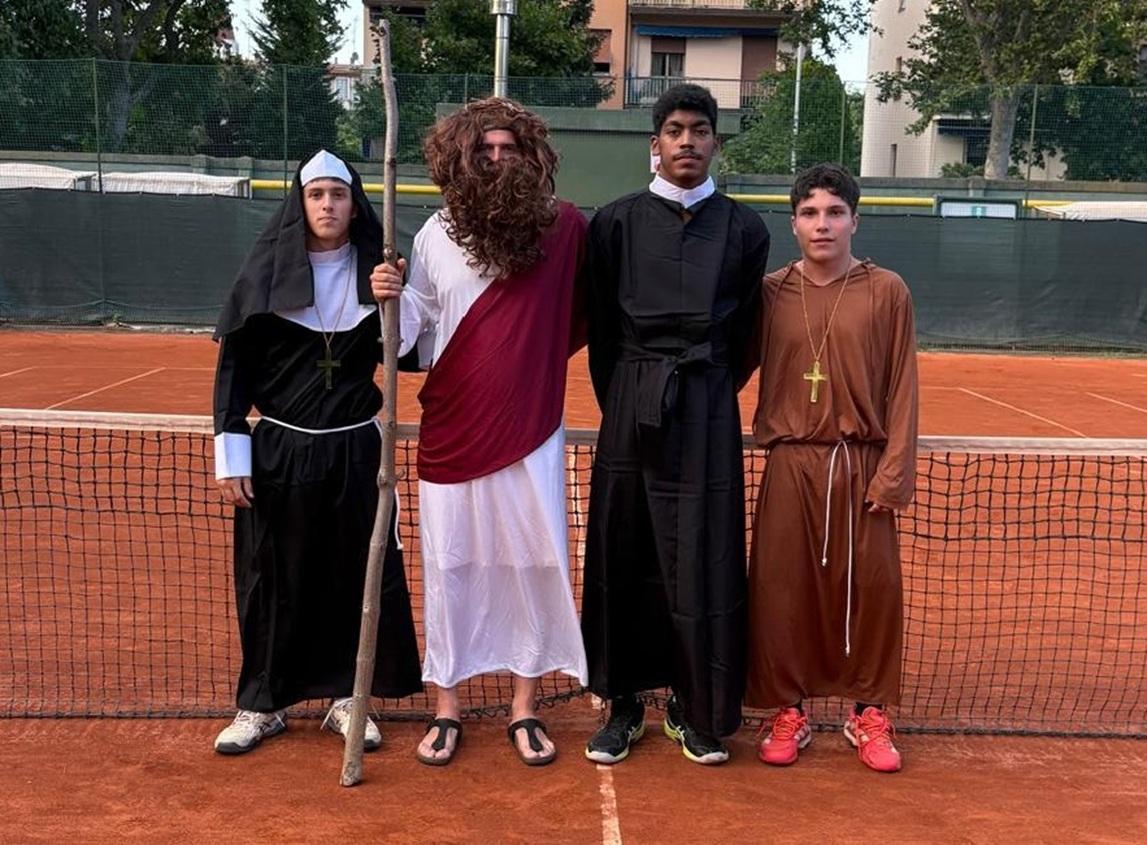 Tennis con le Padelle al Tc Faenza: vincono ‘Quelli che ci credono’, alle Avatar il premio del miglior costume