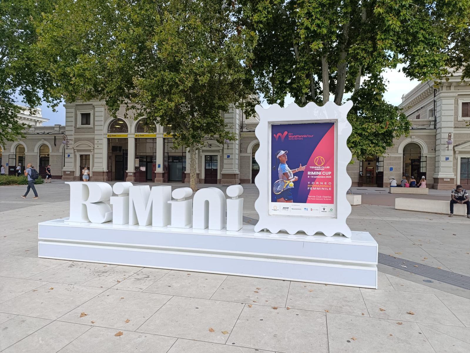 Si avvicina la “Rimini Cup” Itf Women’s Tour al Tc Viserba (8-14 settembre), locandina iconica davanti alla stazione