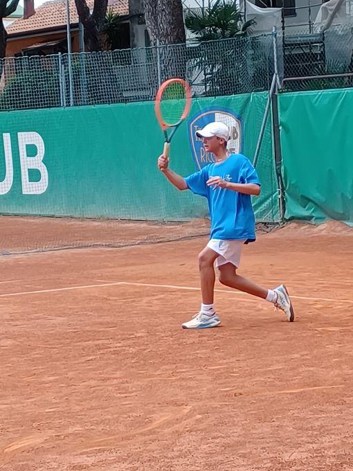Alessandro Casanova in azione sui campi del Tc Riccione
