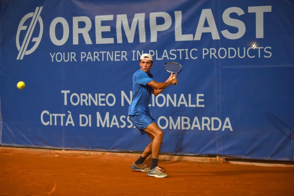 Noah Perfetti colpisce di rovescio a Massa Lombarda