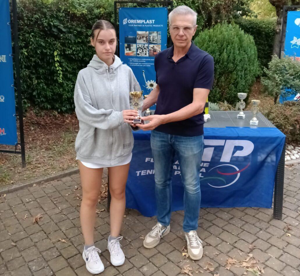 Sofia Mezzetti premiata da Fulvio Campomori (Circolo Tennis Massa Lombarda)