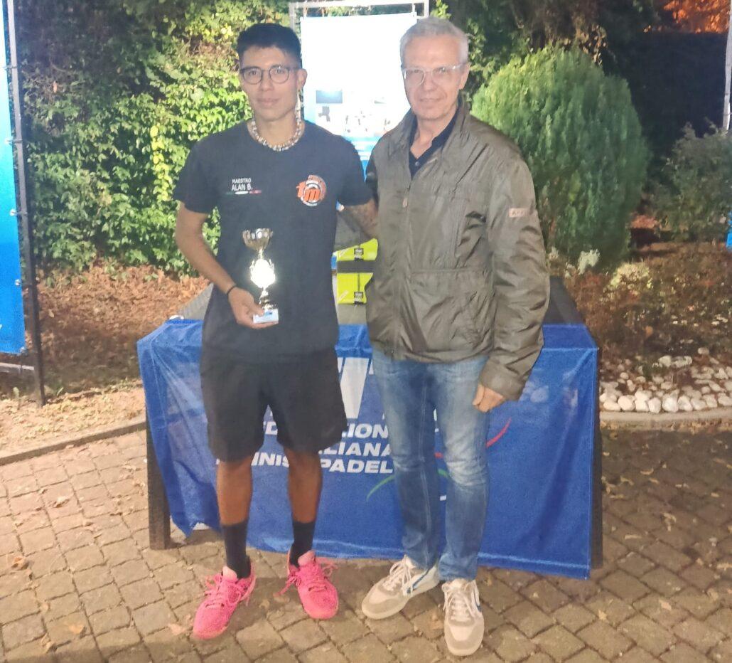 Alan Adiel Bardi premiato da Fulvio Campomori, dirigente del Circolo Tennis Massa Lombarda