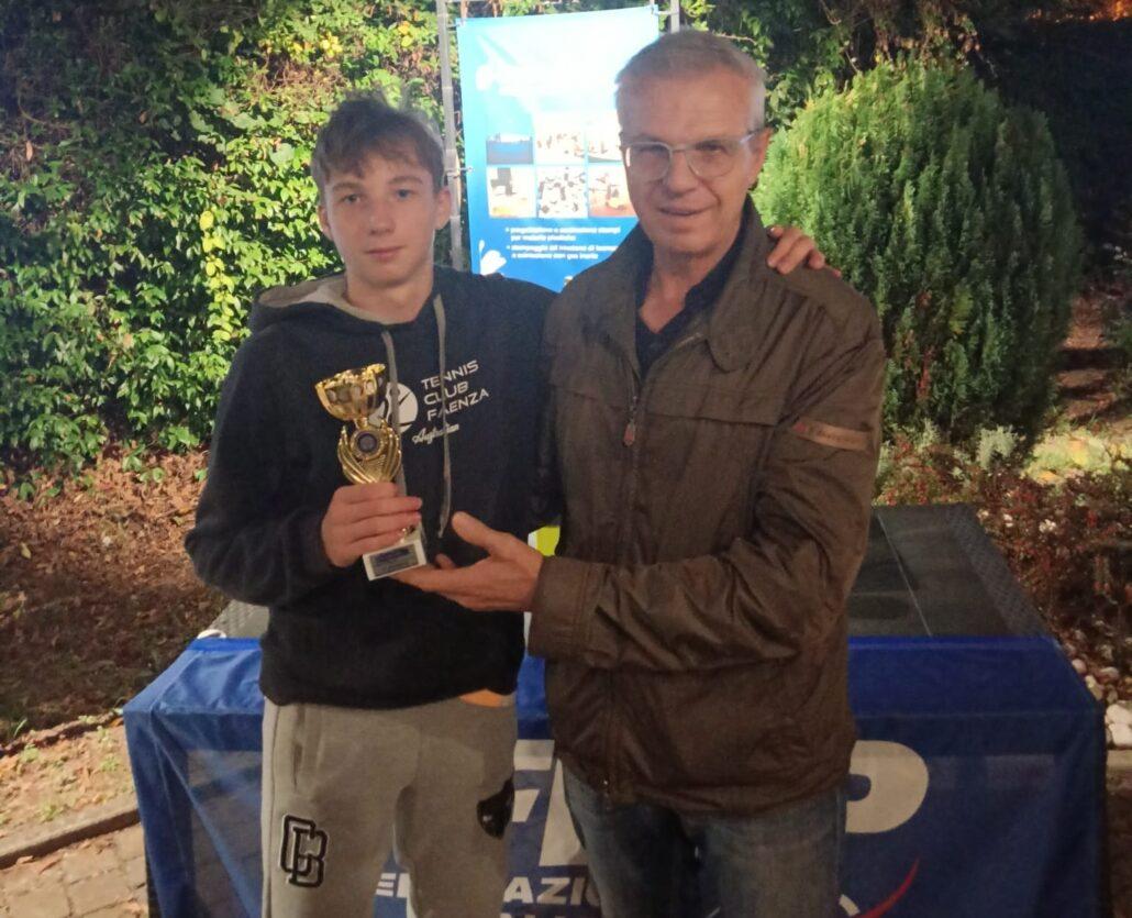 Ian Catallo premiato da Fulvio Campomori, dirigente del Circolo Tennis Massa Lombarda