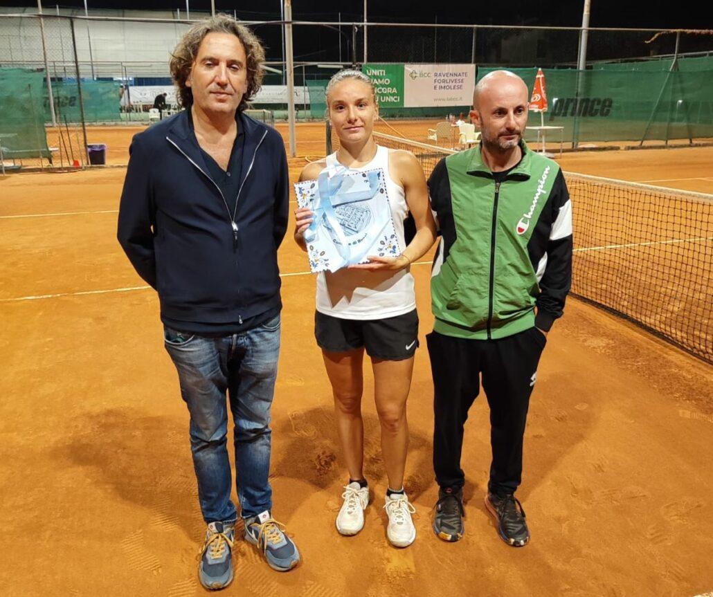 Giulia Tozzola premiata dall'assessore comunale allo sport, Mirco Frega, e dal presidente del Russi Sporting Club, Antonio Zangaro