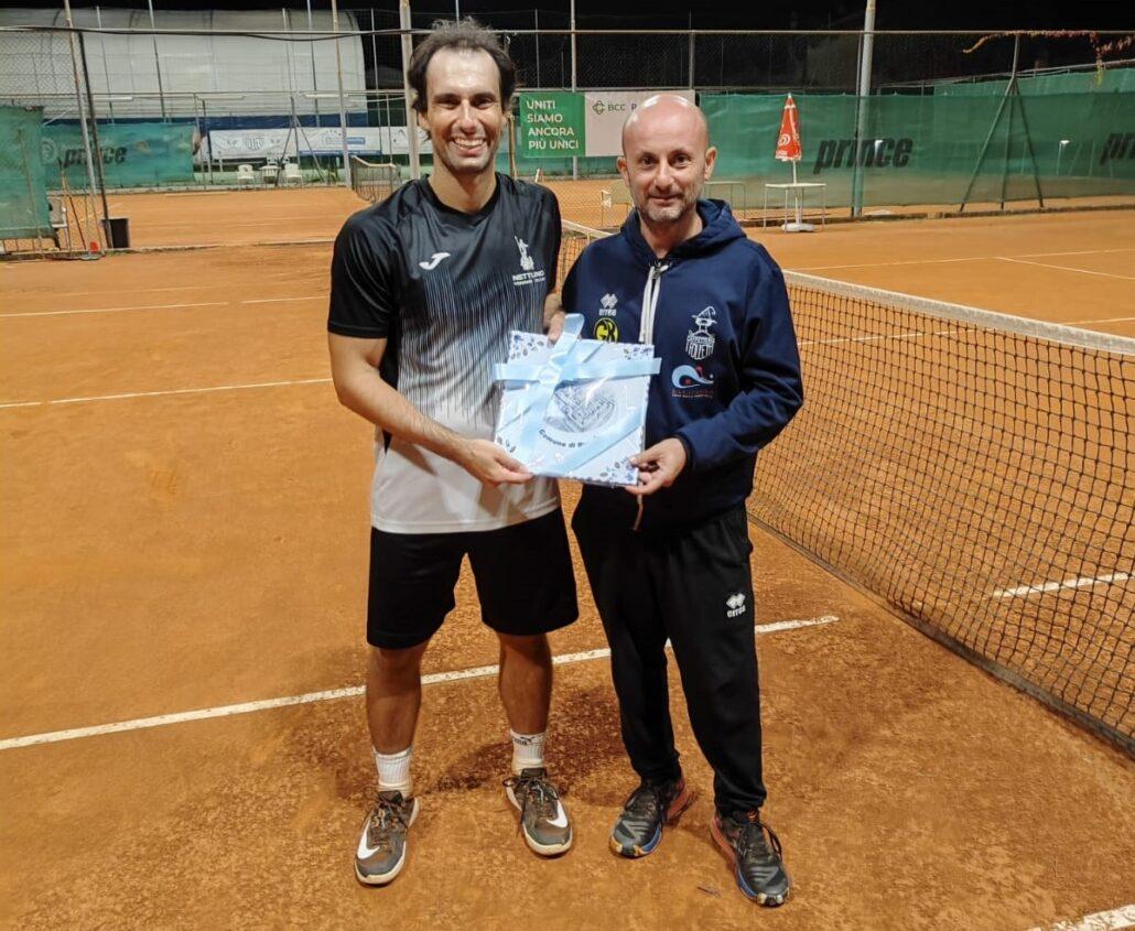Manuel Alberto Righi premiato da Antonio Zangaro (Russi Sporting Club)