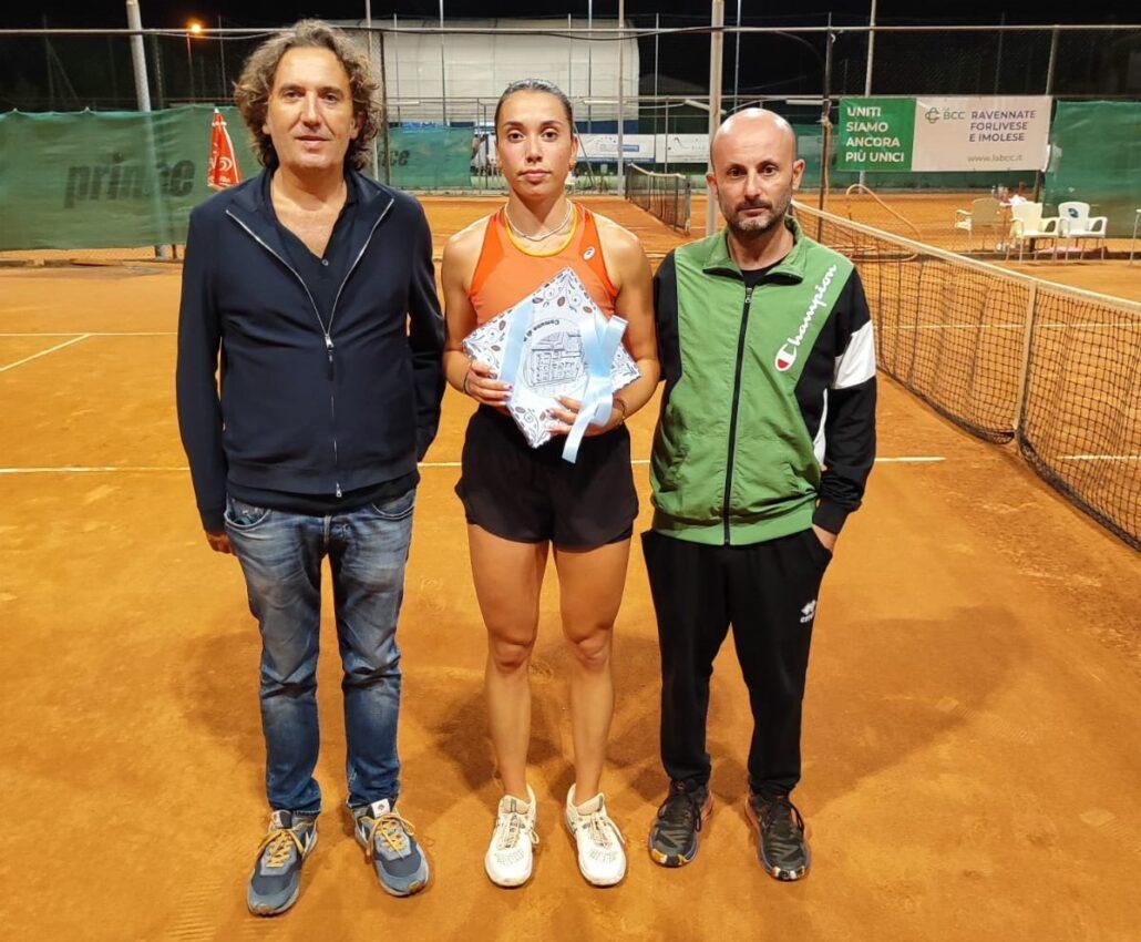Silvia Alletti premiata dall'assessore comunale allo sport, Mirco Frega, e dal presidente del Russi Sporting Club, Antonio Zangaro