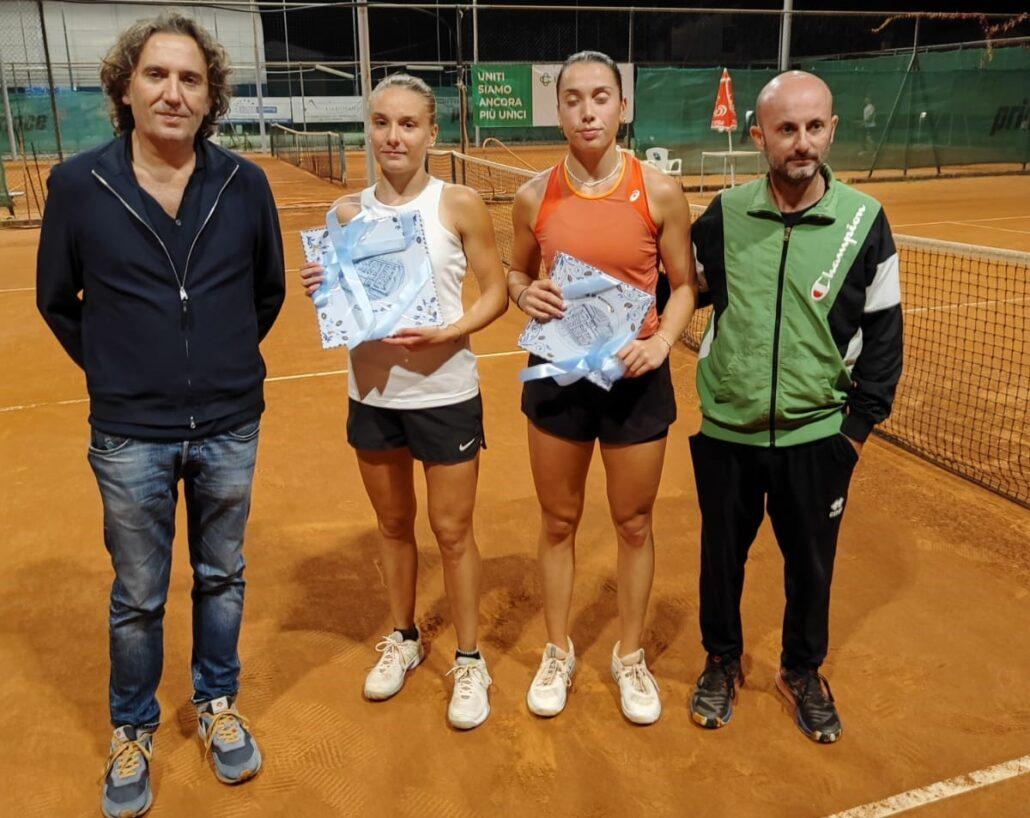 Giulia Tozzola e Silvia Alletti premiate dall'assessore comunale allo sport, Mirco Frega, e dal presidente del Russi Sporting Club, Antonio Zangaro