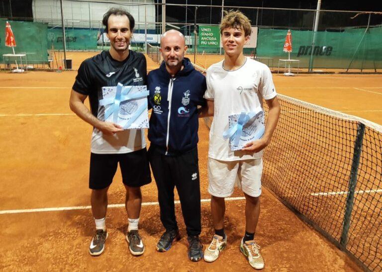 Manuel Righi e Diego Orlando premiati da Antonio Zangaro (Russi Sporting Club)
