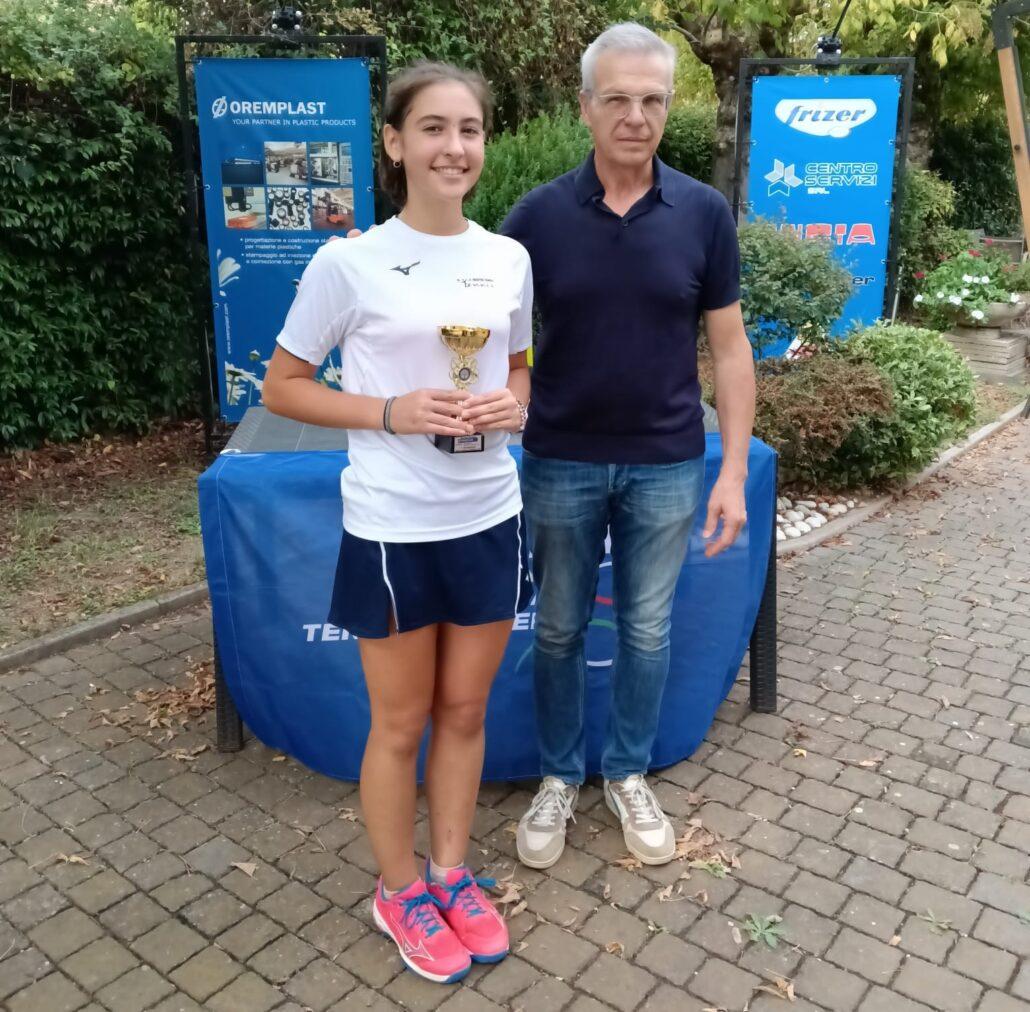 Giulia Tonin premiata da Fulvio Campomori (Circolo Tennis Massa Lombarda)