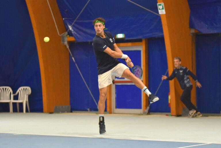 Francesco Forti colpisce di rovescio all'Oremplast Tennis Arena