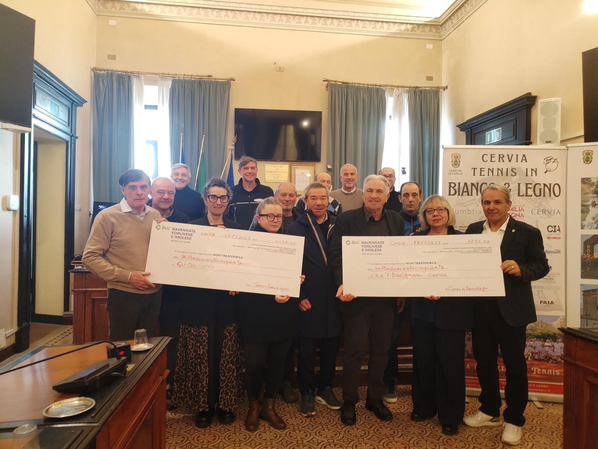 Bianco & Legno fa centro anche sul fronte della solidarietà: donati 2500 euro a Caritas e Rsa Casa di Riposo Busignani