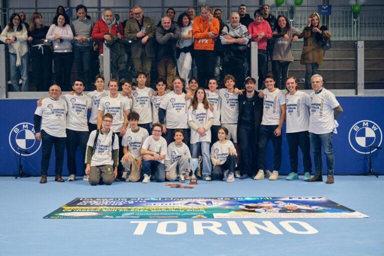 Il Circolo Tennis Massa Lombarda con la maglietta che celebra lo scudetto