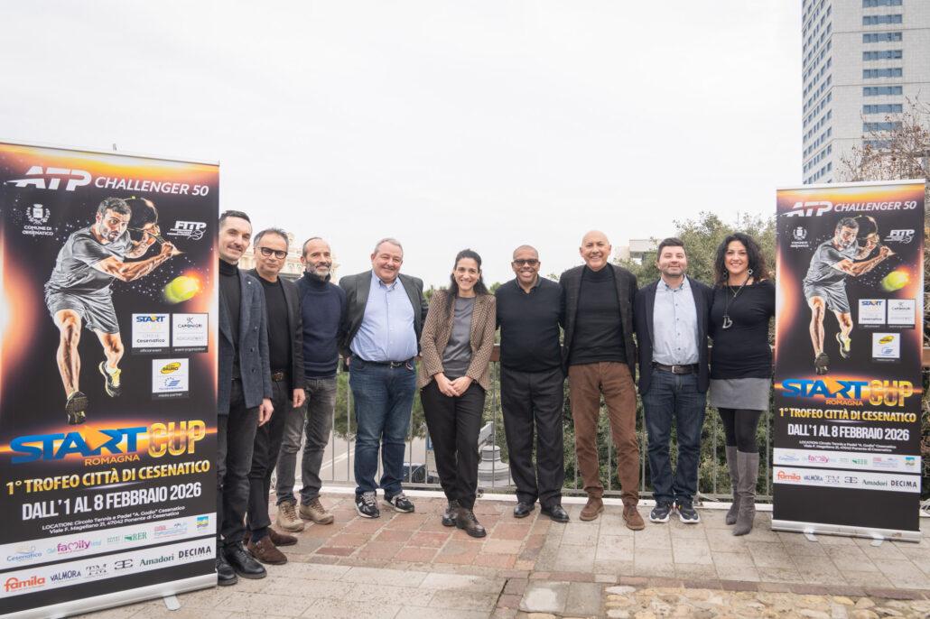 Foto di gruppo per gli organizzatori della 'Start Romagna Cup' a Cesenatico