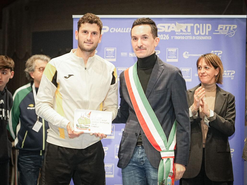 Raul Brancaccio premiato dal sindaco di Cesenatico, Matteo Gozzoli