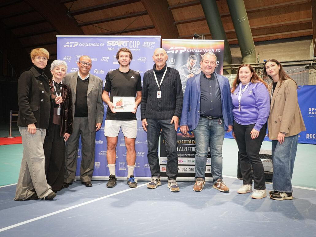 L'ucraino Oleg Prihodko con lo staff della Start Romagna Cup