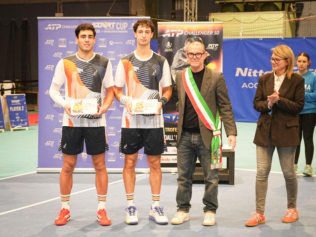 Filippo Romano e Francesco Forti premiati da Jacopo Agostini (assessore comunale comunale al bialncio) e Alessandra Gotini, responsabile commerciale Start Romagna