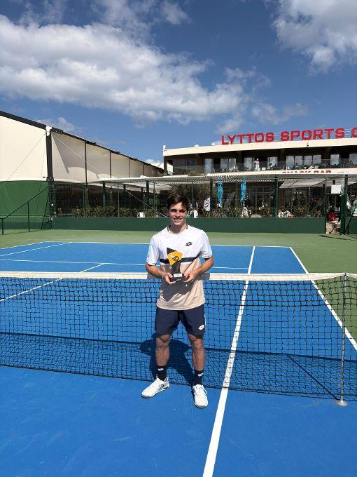 Lorenzo Angelini trionfa in Grecia: nell’Itf di Heraklion domina singolare e doppio, poi una dedica speciale: “Un successo che dedico ai miei genitori”