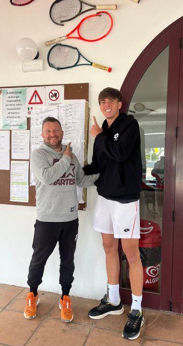 Nel torneo di 3° del Paradiso Cesenatico avanzano Uslamin, Monti, Matteini e Di Perna, ottavi per Cola-Carlo Caniato si allena nel Club di Marco Fucci e Chiara Magnani e dona una racchetta per il “Muro del Pianto”