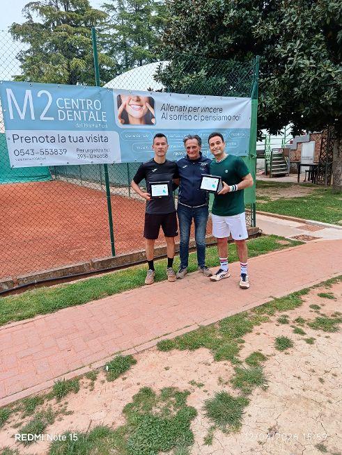 Alex Fabbri vince a mani basse il tabellone Over 45 nel torneo Veterani del Forum Forlì, il trofeo “Centro Dentale M2”