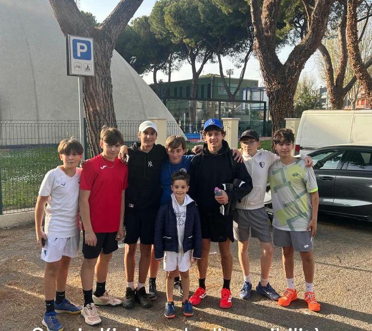 Kimi Antonelli gioca un doppio al Tennis Club Riccione ed è subito bagno di folla