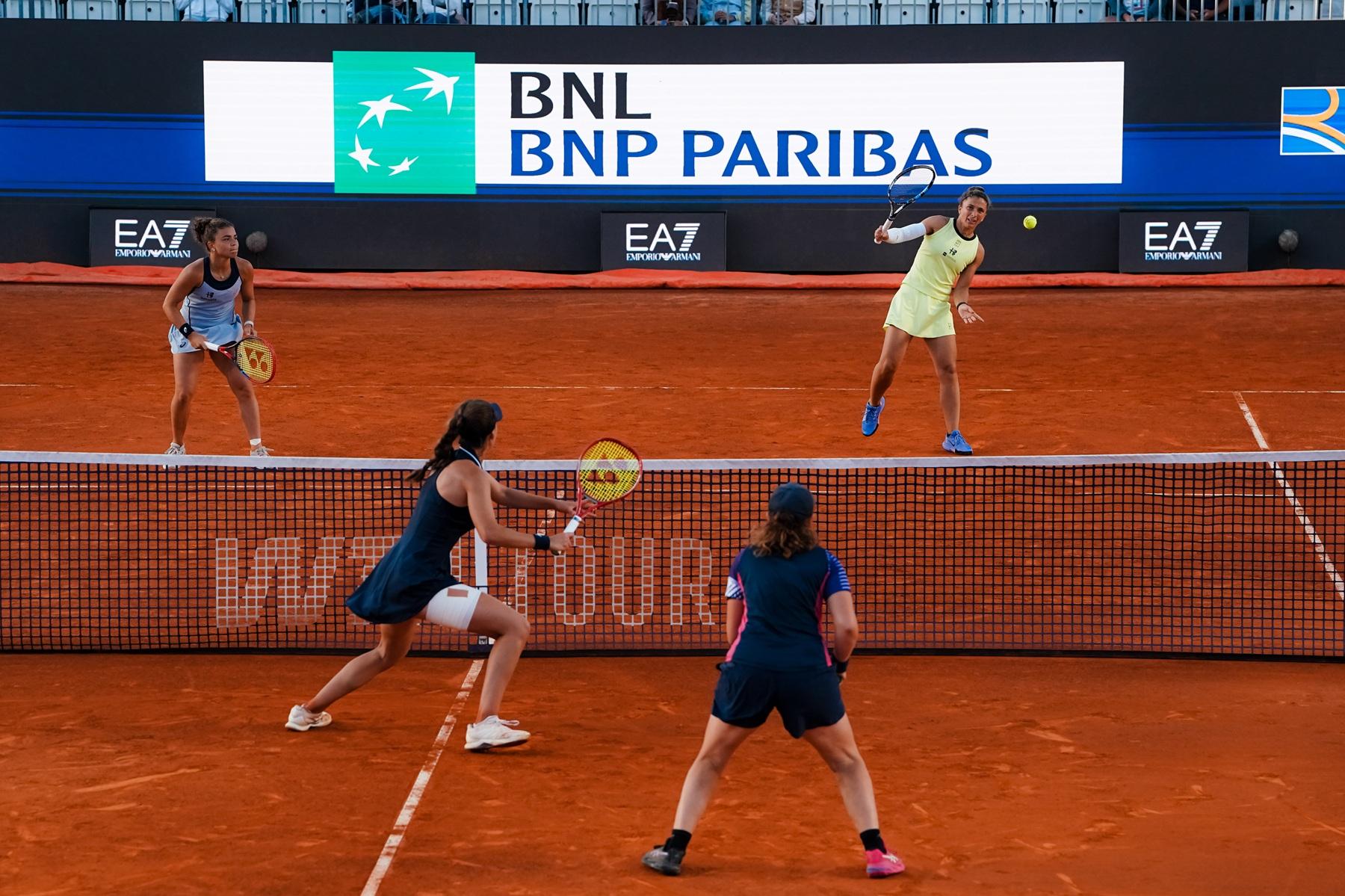 Sara Errani e Jasmine Paolini vincono il derby azzurro contro Maduzzi-Paganetti all’esordio in doppio al Foro Italico