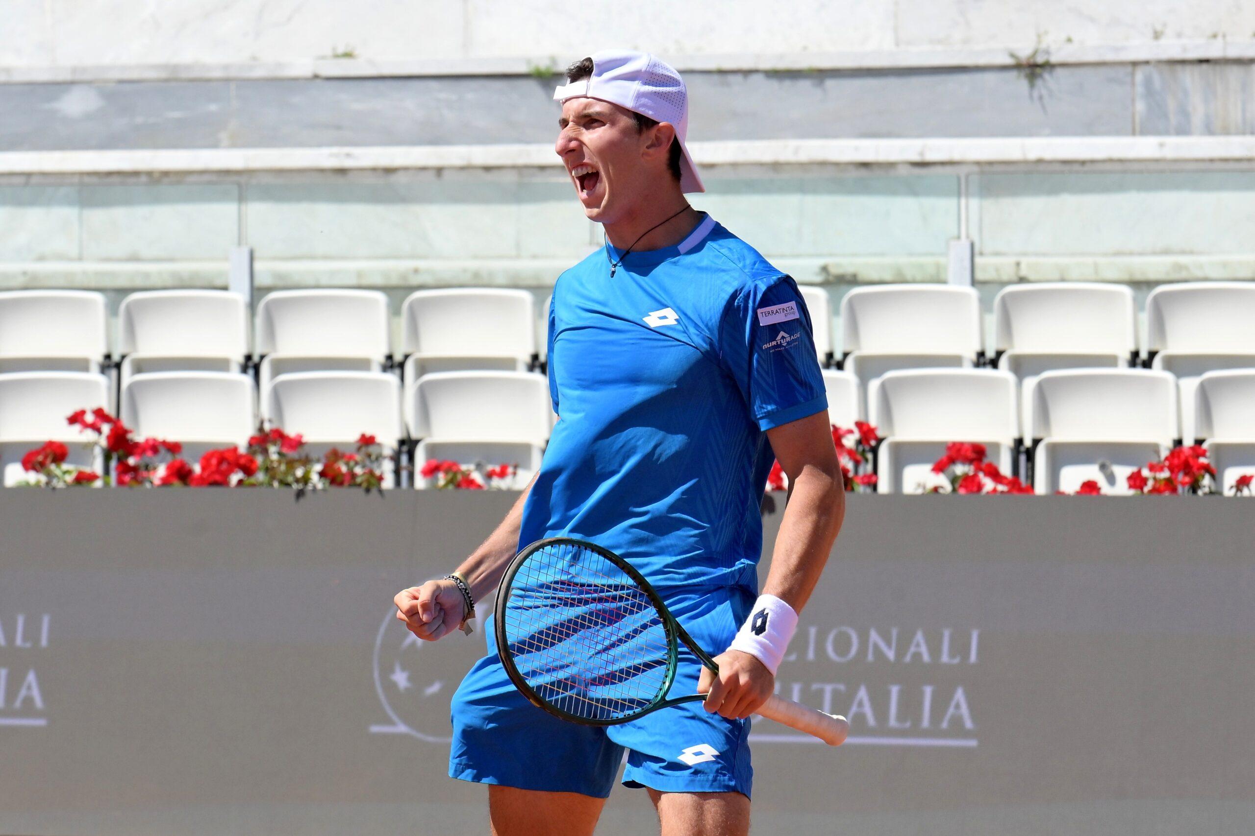 Federico Bondioli si esalta nella battaglia e batte lo statunitense Emilio Nava nelle qualificazioni del Foro Italico, fuori con onore Marta Lombardini e domani l’esordio di Lucia Bronzetti contro la Usa Kessler