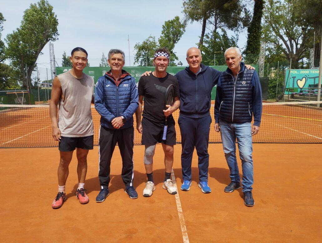 Pat Cash e il tennista Li Tu con dirigenti e tecnici della Polisportiva 2000 Cervia