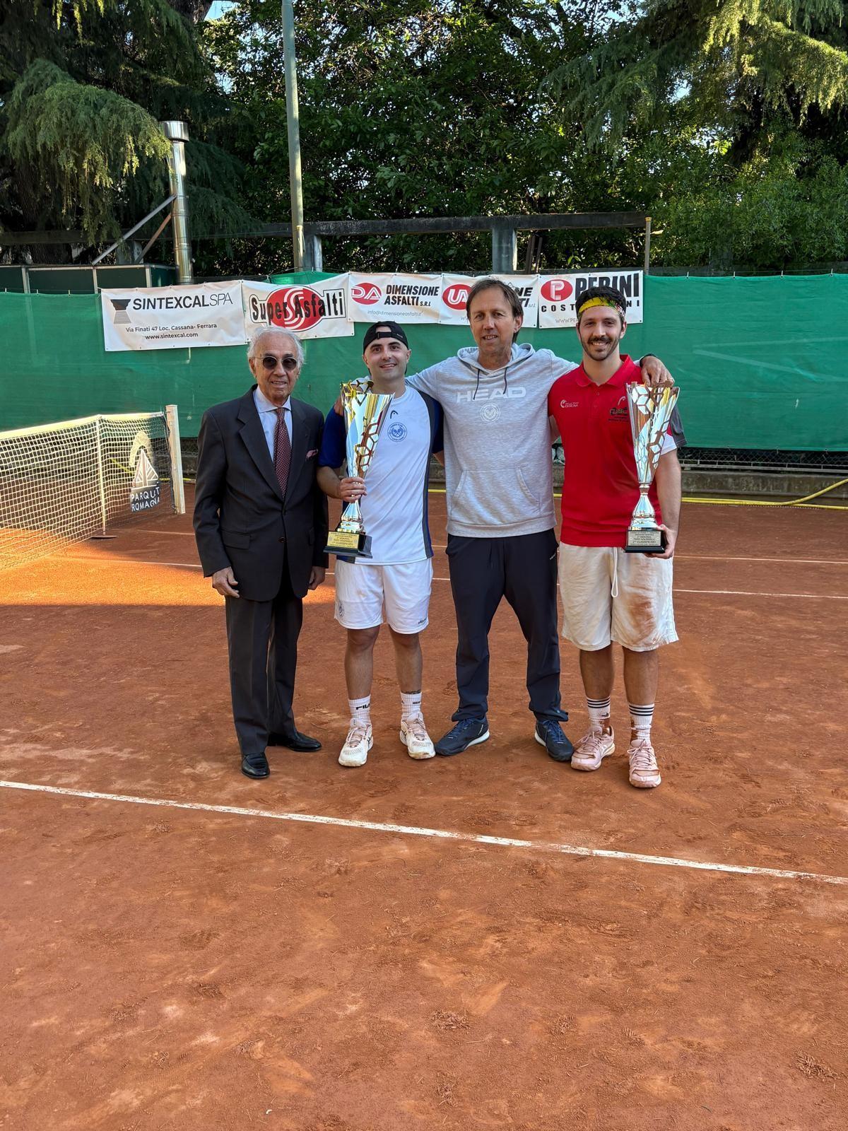 Filippo Minotti profeta in patria, ma che fatica contro Francesco Bellarmino nella finale del Memorial “Tony Golfarelli” al Tc Laghi di Forlimpopoli che vince il campionato Green