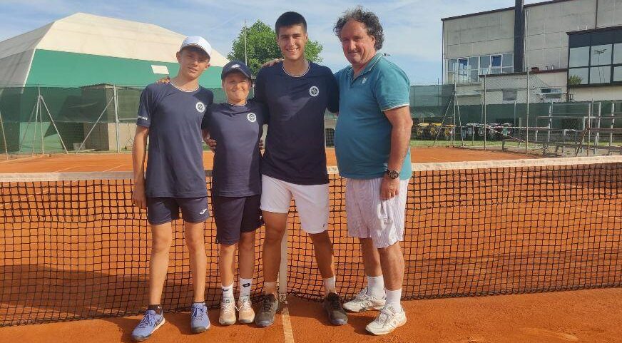 La squadra Under 14 del Ct Massa Lombarda con il maestro Michele Montalbini
