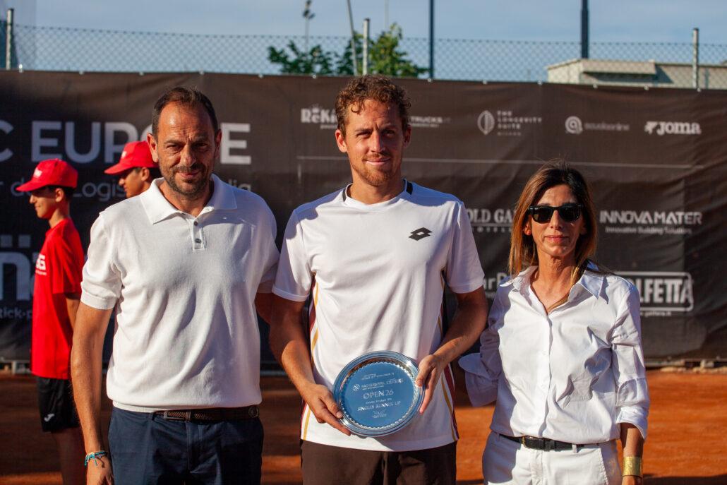 Il finalista Robertio Carballe Baena premiato da Luca Amaducci (UnoTre5) ed Elisabetta Bartolucci, assessora comunale al Turismo e Grandi Eventi