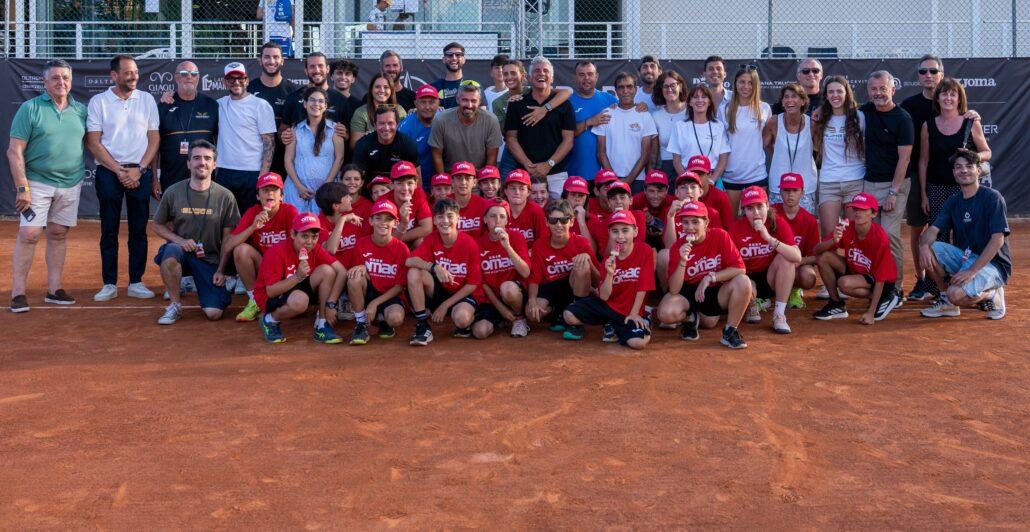 Lo staff organizzativo del Challenger 'SIC Europe Omag Open' di Cattolica con i ball boys