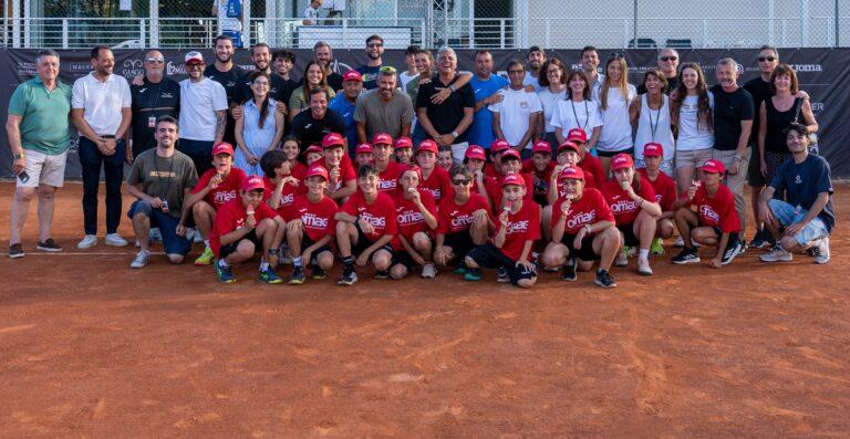 Lo staff organizzativo del Challenger 'SIC Europe Omag Open' di Cattolica con i ball boys