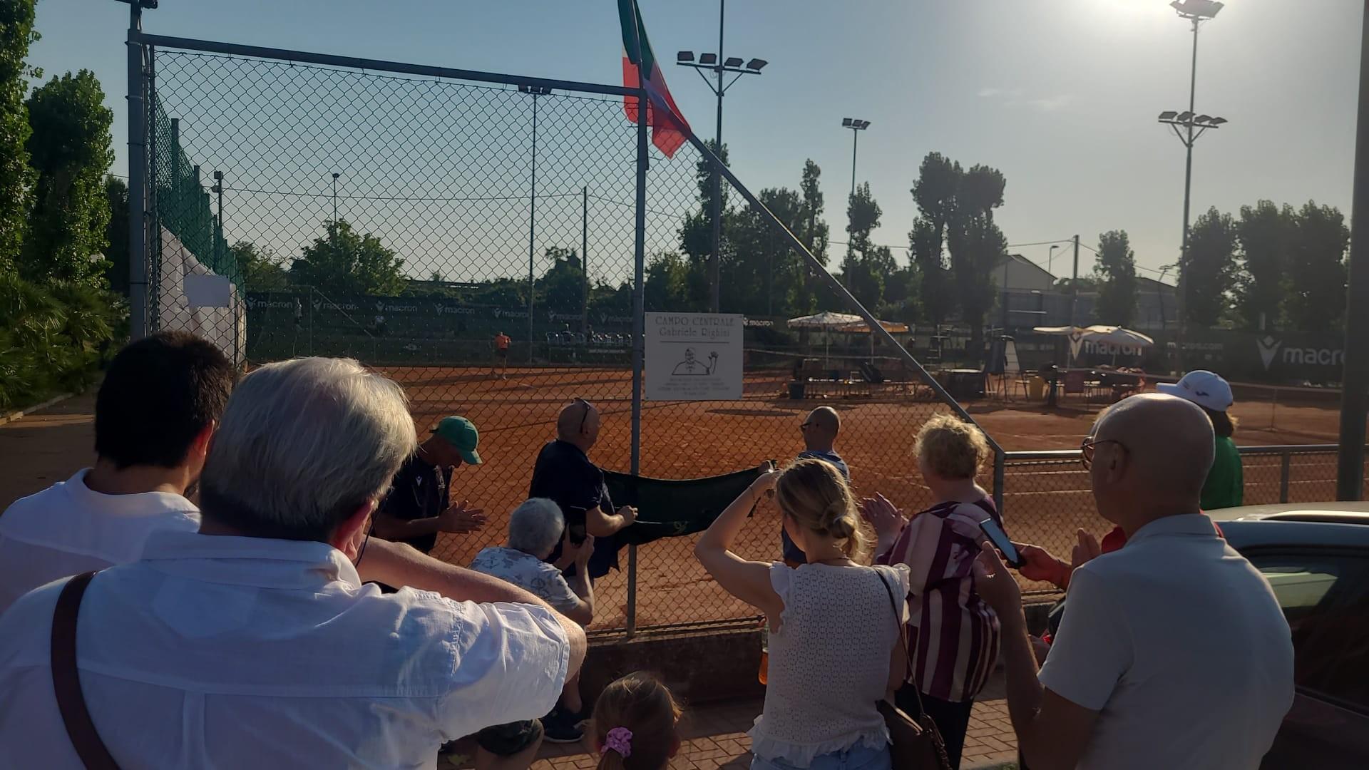 Chiusura in festa al Tennis Club Viserba per “Tennis per tutti, tutti per il Tennis” e da oggi siamo tutti ancora di più “Pupilloni”: intitolato a Gabriele Righini il Campo Centrale