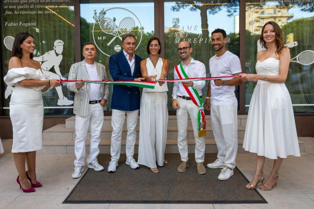 Il taglio del nastro della nuova Marepineta Club House:: Giancarlo e Davide Salaroli, Flavia Pennetta, il sindaco Mirko Boschetti e Fabio Fognini