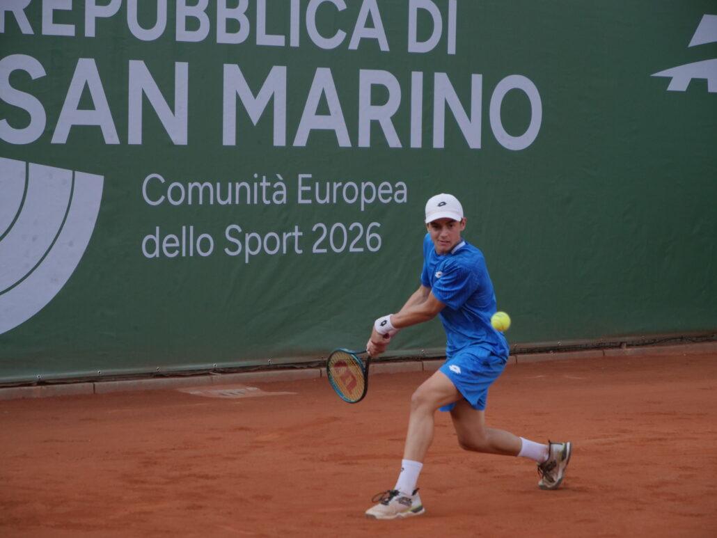 Mattia Logrippo colpisce di rovescio