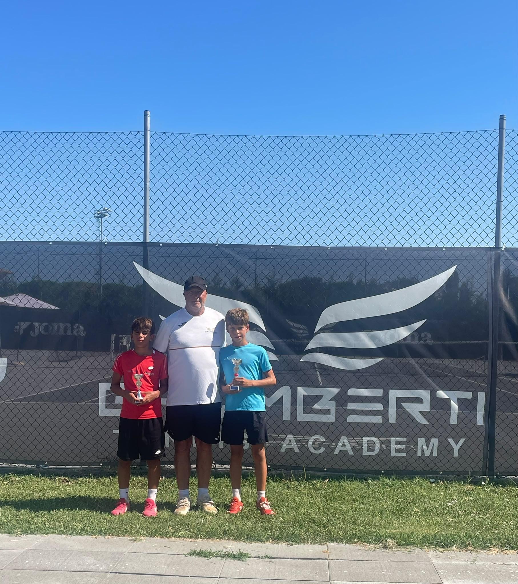 Giosuè Gasparelli e Giacomo Barbieri sul gradino pi alto del podio nel torneo giovanile “Galimberti Tennis Academy”