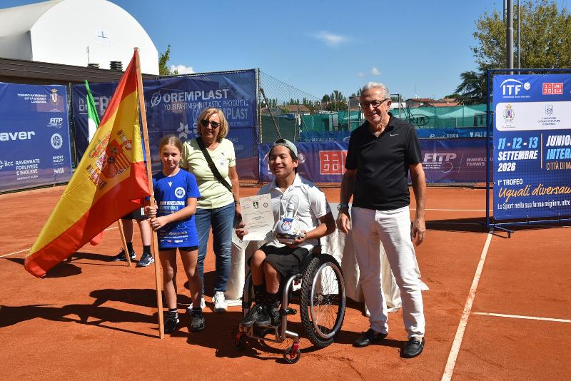 Torneo ITF Junior Wheelchair: il vincitore Sam Gomez Samblas premiato da Giorgio Errani, presidente del Circolo Tennis Massa Lombarda