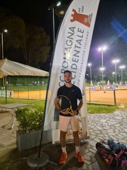 Nell’Open Memorial “Oreste Pagani” al Ct Massa avanzano Sartoni e Zardi, si qualificano Costanzi e Cuppini