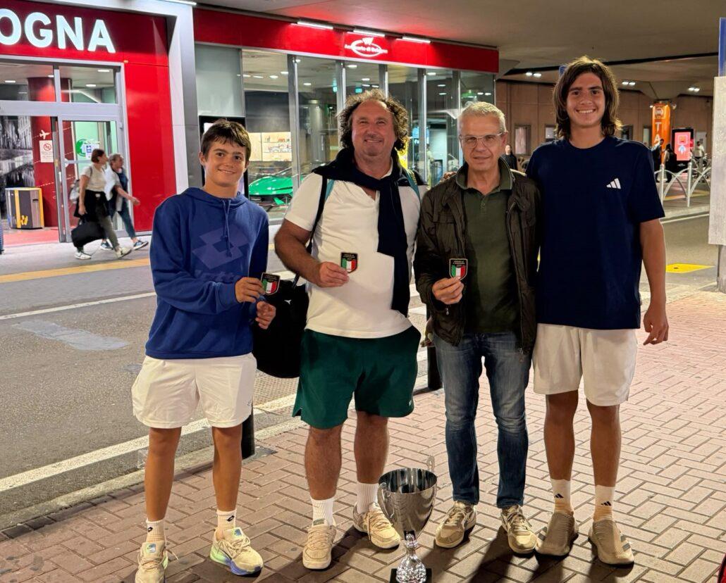 Il dirigente Fulvio Campomori accoglie all'aeroporto di Bologna la squadra del Circolo Tennis Massa Lombarda campione d'Italia Under 16