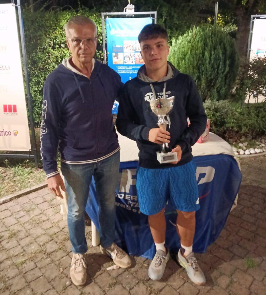 Rodeo Oremplast di terza categoria a Massa Lombarda: Fulvio Campomori premia il vincitore Edoardo Vincenzi